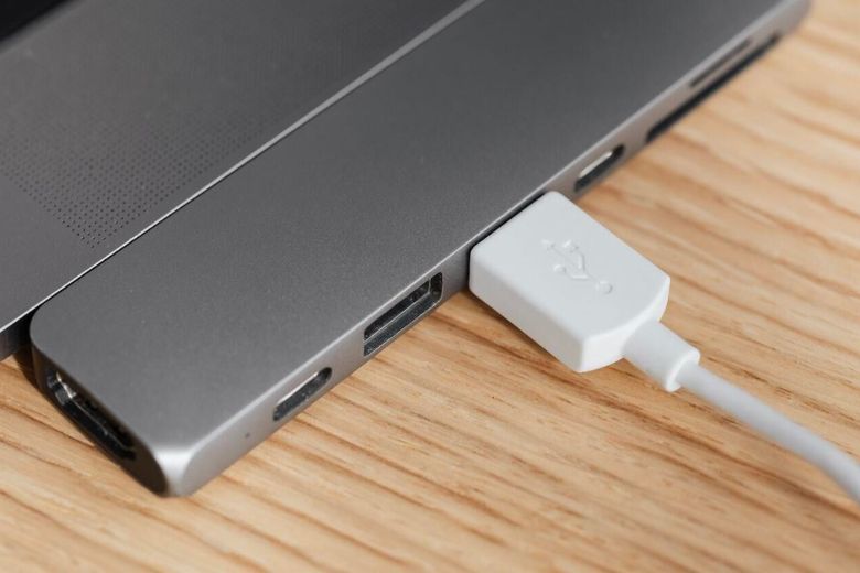 Kết nối giữa 1 thiết bị không có và 1 thiết bị có cổng USB Type C