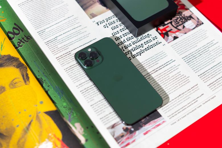 Mặt lưng sang xịn mịn của iPhone 13 Pro Max màu xanh lá
