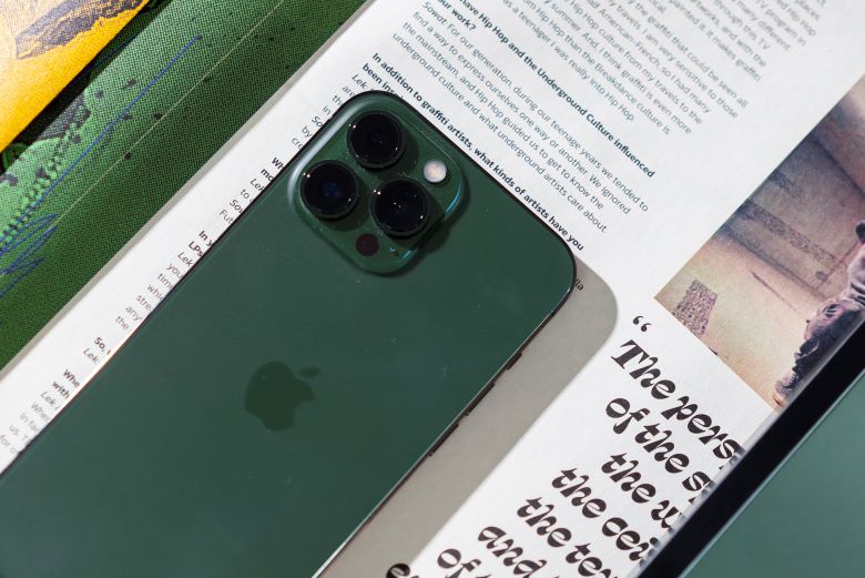 Nửa trên iPhone 13 Pro Max màu xanh lá