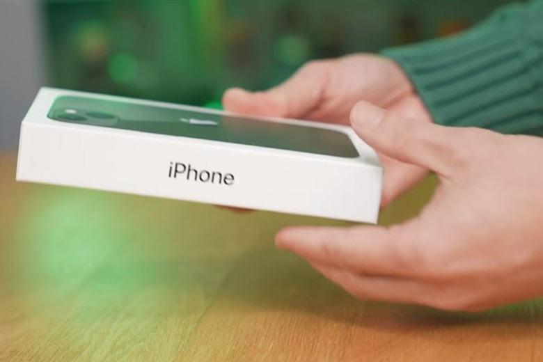 hộp iPhone 13 màu xanh lá