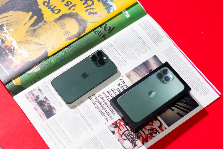 iPhone 13 Pro Max xanh lá đọ dáng với hộp đựng