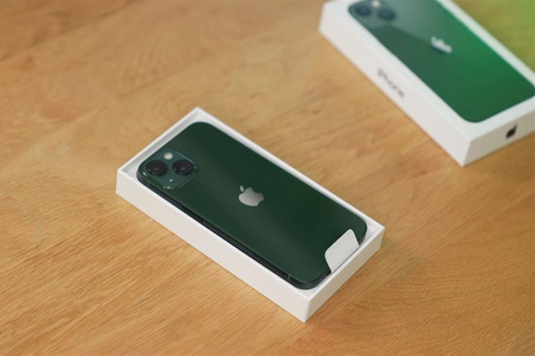 iPhone 13 màu xanh lá trong hộp đựng