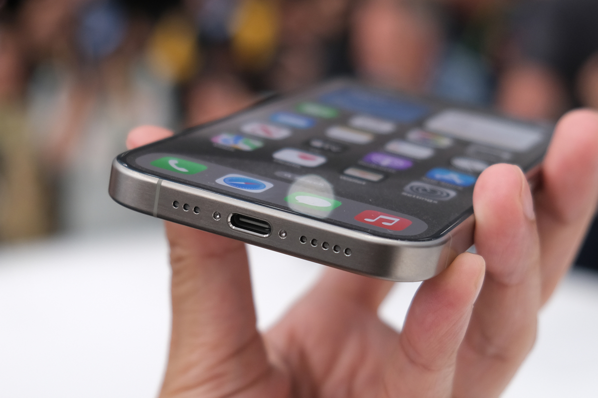 iPhone 15 Pro d&ugrave;ng cổng USB Type-C