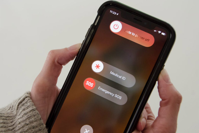 Tắt nguồn khởi động lại iPhone